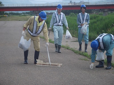 川の日清掃活動